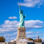 自由の女神像、強風で倒れる！