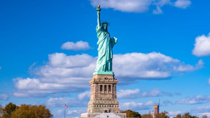 自由の女神像　ポコねっと　崩壊　中国　Amazon